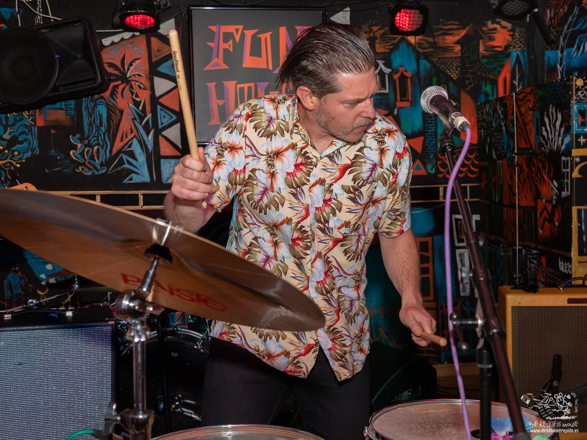 wrecklessmouse's tweet photo. Bolo vespertino de @Albertgines y sus Oceánicos, en el 2º Surf Tiki Fest 2019. Sólo faltaban las olas.
#AlbertGines
#SurfMusic
#elratonintrepido 🐭
#therecklessmouse 🐁🧀 https://t.co/V3qGmZJhor