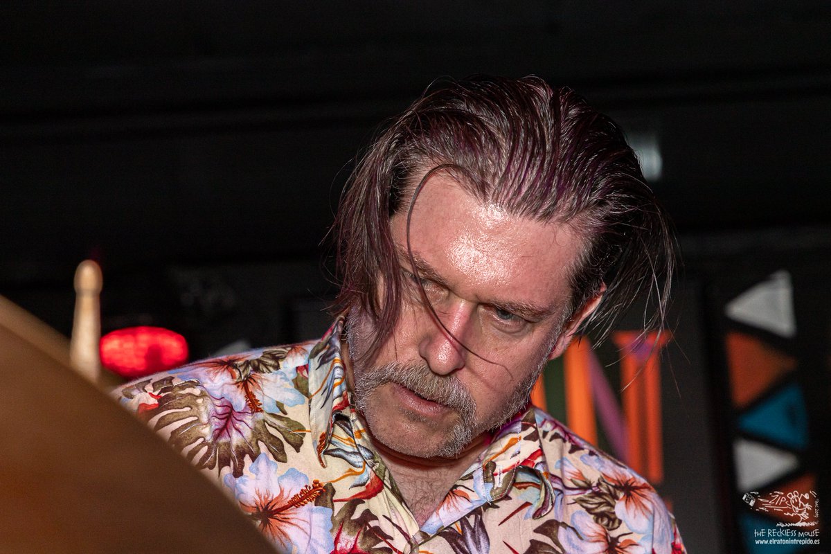 wrecklessmouse's tweet photo. Bolo vespertino de @Albertgines y sus Oceánicos, en el 2º Surf Tiki Fest 2019. Sólo faltaban las olas.
#AlbertGines
#SurfMusic
#elratonintrepido 🐭
#therecklessmouse 🐁🧀 https://t.co/V3qGmZJhor