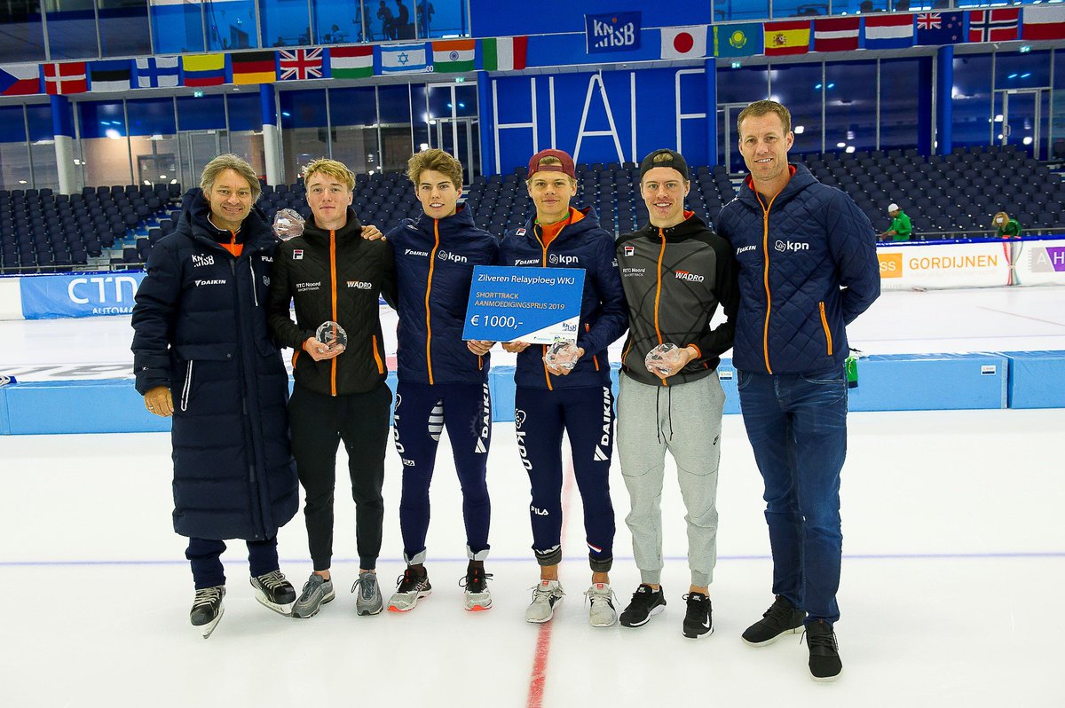 schaatsennl's tweet photo. Een mooie prijs voor Sven Roes, Bram Steenaart, Melle van 't Wout en Jens van 't Wout! De vier shorttrackers ontvingen de talentprijs voor hun zilveren medaille op de aflossing bij het WK Junioren.

>> https://t.co/Tl27bHUhxl https://t.co/7u0lYa1cp9
