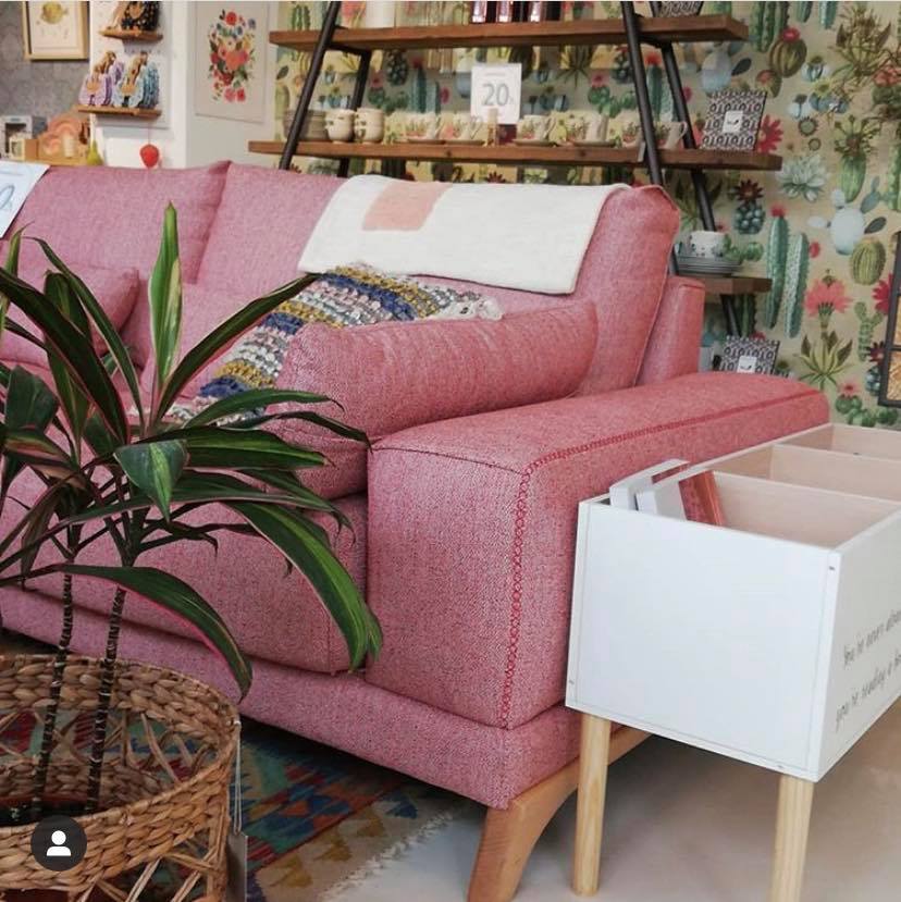 ¿Ya sabéis que todos nuestros sofás en tiendas tienen un 20% de descuento.. verdad?? 
Ven a verlos, te sientas y te lo contamos todo!! ✨