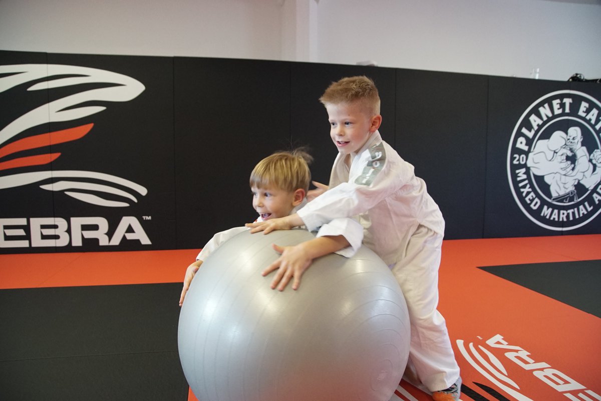 PlanetEaterMMA's tweet photo. Unsere Jüngsten lieben ihre Einheit mit @CStanciuBarbie! Neben abwechslungsreichem und kindgerechtem Training kommen auch Spiel und Spaß nicht zu kurz. Sechsmal die Woche nur bei Planet Eater! 🥋 #Kindertraining https://t.co/0zbMCqZccj