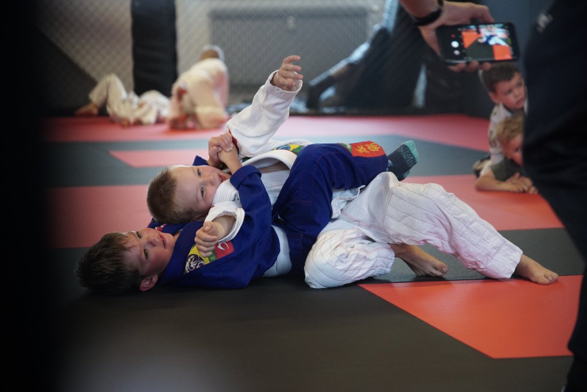 PlanetEaterMMA's tweet photo. Unsere Jüngsten lieben ihre Einheit mit @CStanciuBarbie! Neben abwechslungsreichem und kindgerechtem Training kommen auch Spiel und Spaß nicht zu kurz. Sechsmal die Woche nur bei Planet Eater! 🥋 #Kindertraining https://t.co/0zbMCqZccj
