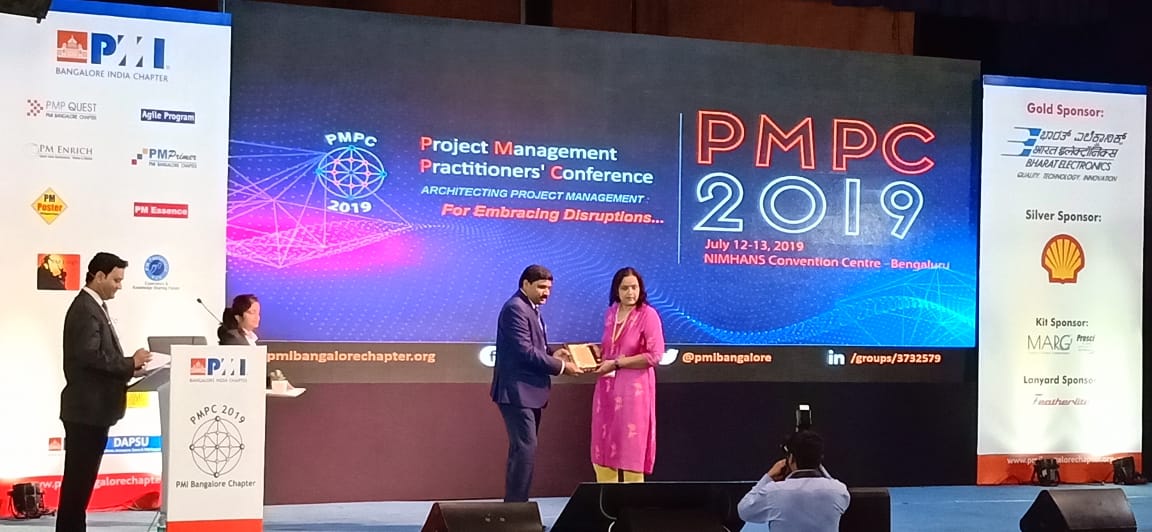 PMIBangalore's tweet photo. Felicitating the speaker
#pmpc19 https://t.co/9QZaxpewvq