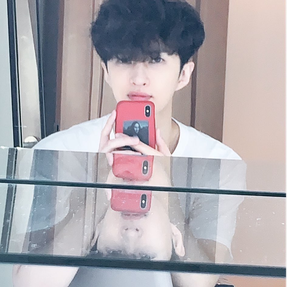 isodaaa_04's tweet photo. [켄스타그램]
2019. 7. 12. Fri.

오늘 나의 서재에 드디어!
LED장식장&amp;마블히어로 (뿌듯)

ㅋㅋㅋㅋㅋ형들이 히어로같은데..
감사합니다 행님덜ㅋㅋㅋ슬리퍼ㅋㅋ

#켄 #뵬뷫애기들 #마블 #피규어 #토이스카이 #DUTdesign #형들슬리퍼 #졸귀탱 #ㅋㅋㅋㅋ https://t.co/pdK9lyPZZt