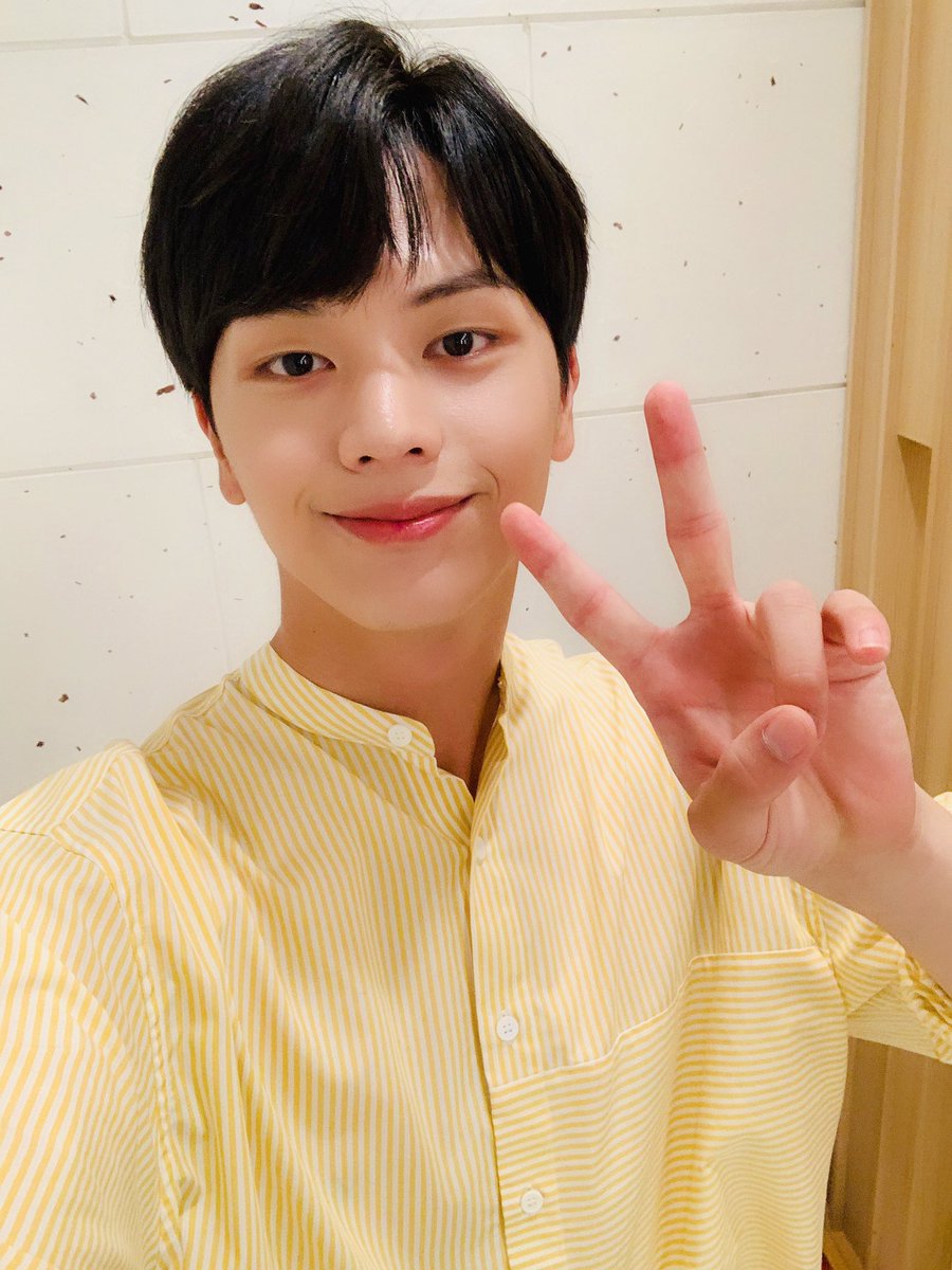 OFFICIALBTOB's tweet photo. [📸] 20190712 @ '예쁘장한 구오즈' 제작발표회

상콤X100 인간 레몬🍋🍋
성재 하트 받고 멜로디 모두 뽜이링! 🥰
오늘 저녁 7시 예쁘장한 구오즈 첫방 본방사수 약속해요💙

#육성재 #YOOK_SUNGJAE
#예쁘장한구오즈 #구오즈 https://t.co/xVP95pwdbY