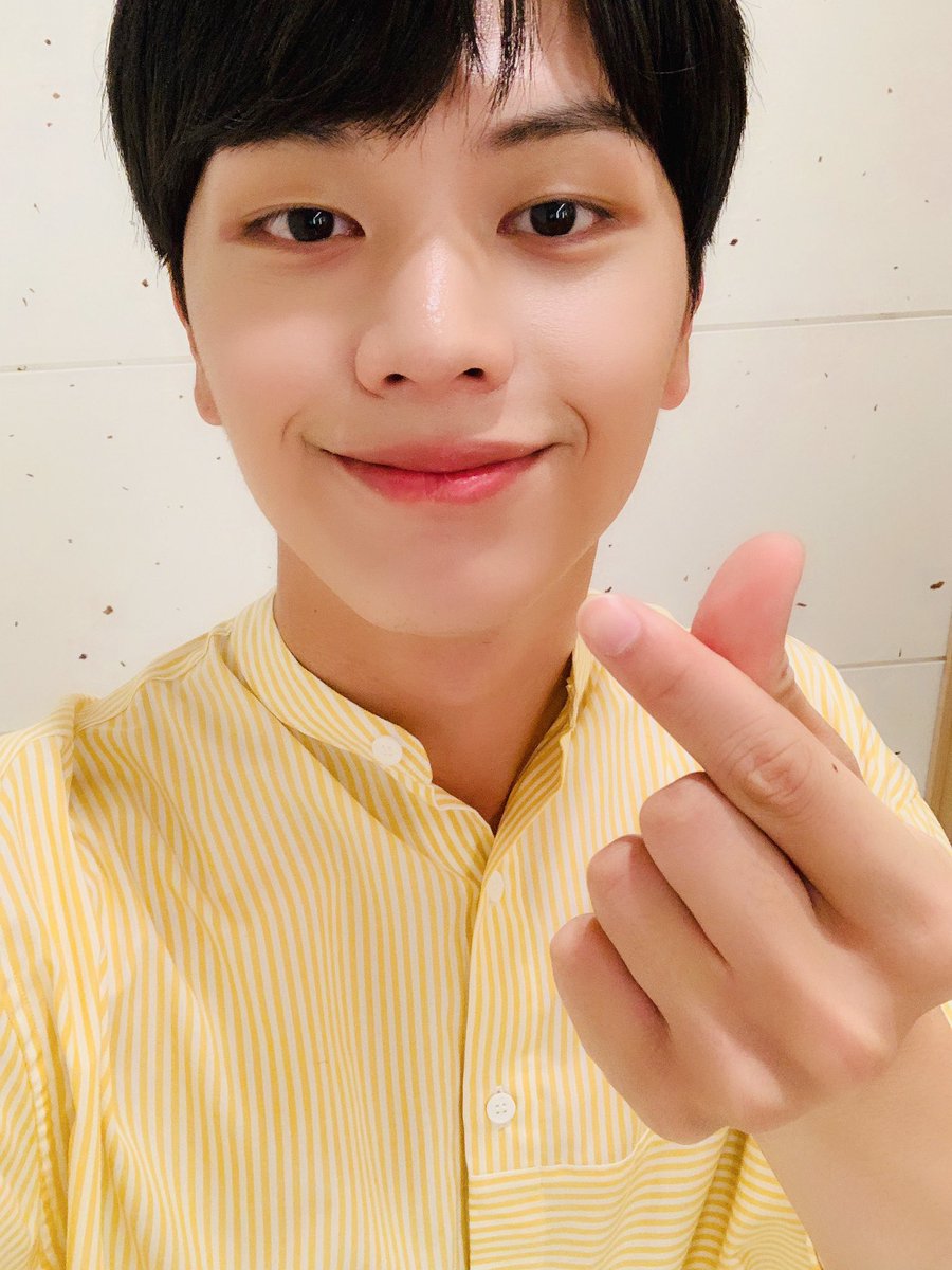 OFFICIALBTOB's tweet photo. [📸] 20190712 @ '예쁘장한 구오즈' 제작발표회

상콤X100 인간 레몬🍋🍋
성재 하트 받고 멜로디 모두 뽜이링! 🥰
오늘 저녁 7시 예쁘장한 구오즈 첫방 본방사수 약속해요💙

#육성재 #YOOK_SUNGJAE
#예쁘장한구오즈 #구오즈 https://t.co/xVP95pwdbY