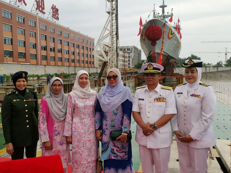 tldm_rasmi's tweet photo. Upacara Pelancaran dan Penamaan Littoral Mission Ship (LMS) Kedua bagi TLDM telah selamat disempurnakan oleh isteri kepada Panglima Angkatan Tentera Malaysia, Puan Sri Datin Seri Hajah Rusnah binti Haji A. Rahman.
#NavyNews
#NavyPeople
#SUNDANG https://t.co/MdMO0LXaYQ