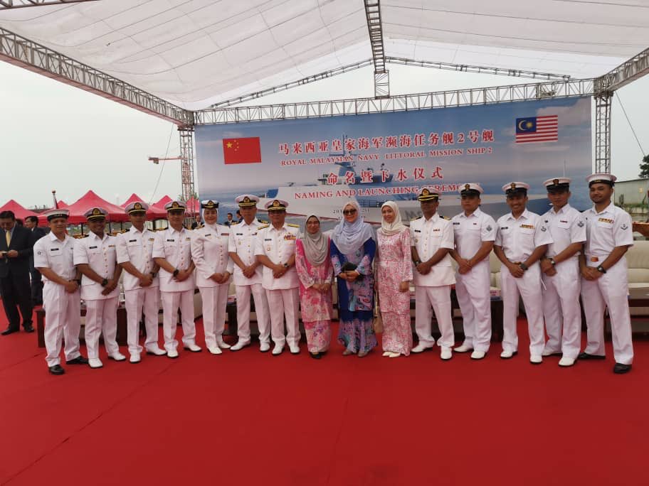 tldm_rasmi's tweet photo. Upacara Pelancaran dan Penamaan Littoral Mission Ship (LMS) Kedua bagi TLDM telah selamat disempurnakan oleh isteri kepada Panglima Angkatan Tentera Malaysia, Puan Sri Datin Seri Hajah Rusnah binti Haji A. Rahman.
#NavyNews
#NavyPeople
#SUNDANG https://t.co/MdMO0LXaYQ