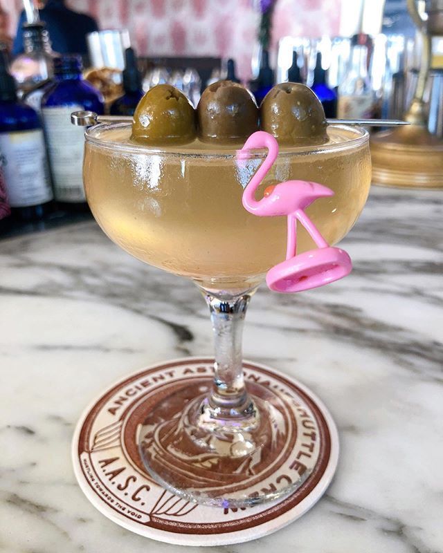 mizfruitography's tweet photo. Because even dirty martinis need a little flare 🍹🗿 #permanetvacation #tikithursday https://t.co/hBB3HUnMAt https://t.co/e6tO2f3euW