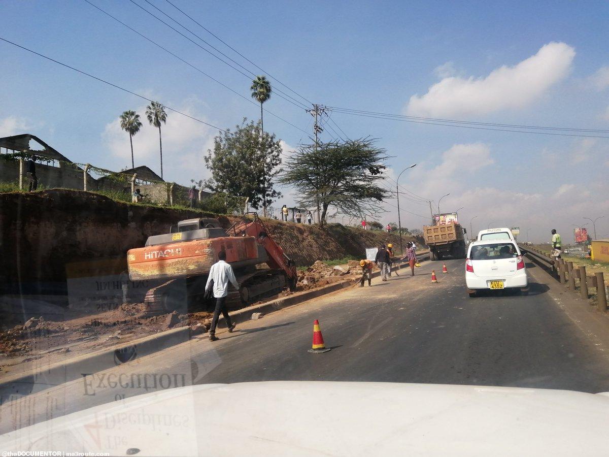 a3Route's tweet photo. 10:28 Hii kazi haiwezi fanywa usiku? One lane on service lane causing a bottleneck as you approach Allsops. Na mlisha funga overpass? #systemsnotworking https://t.co/fKiH6frqCx via @thaDOCUMENTOR