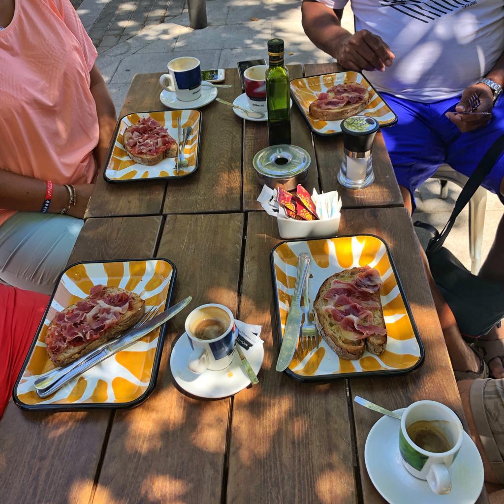 gastrojumping's tweet photo. Palabras, risas, confidencias... ¡Qué bonito es compartir. 😍 #desayunos #amigos #friends #raciones #tapeo #cerveza  #terraceo #veraneo #Madrid #Aravaca #aravacasoho https://t.co/RzG5ZzUjPD