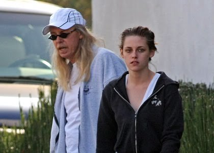 23 de noviembre Mientras Rob deja NYC, Kristen sale a comer sushi con su papá.