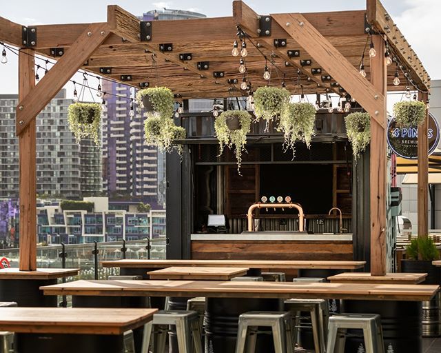 CradleDesign's tweet image. H O S P I T A L I T Y | @marvelstadium.au 10 foot shipping container fitted out by Custom Cargo’s factory was craned in on install day. The reclaimed hardwood timber pergola structure was assembled and fixed to the roof of the container and anchored by t… ift.tt/2GalAh5