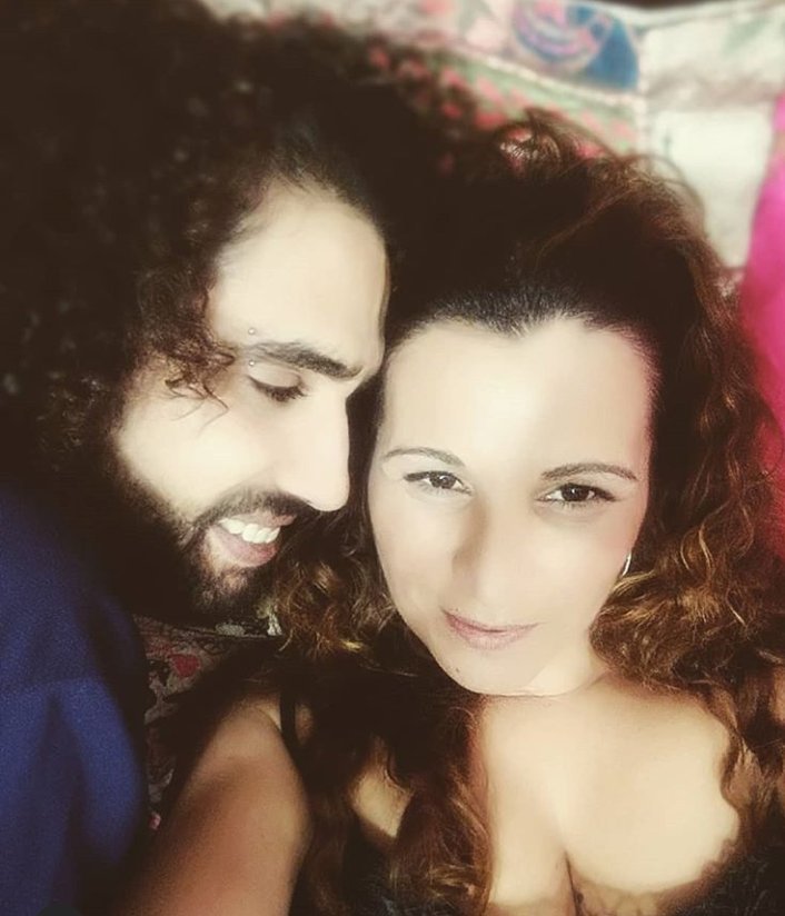 caoticaraquel's tweet photo. Cuando después de casi 2 años aún sientes papallonas en el estómago cuando lo ves llegar, te envia un wasap, te llama por teléfono. Esa cara de tonta que se te pone cuando te mira ,lo miras , lo recuerdas. Esa estado maravilloso de gilipollez mental, eso es amor. #companysdevida https://t.co/6W0zwQ6p4h