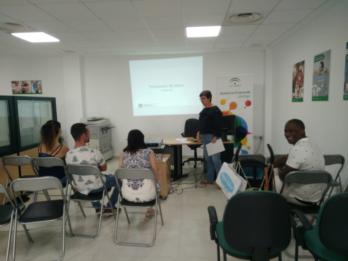 cadealmeria's tweet photo. Está Sucediendo‼️ Ahora, en #CADEHuercalOvera, nuestra compañera @RemeRubioPérez,imparte un curso sobre Reglamento Europeo sobre Protección de Datos. Aquí puedes ver el contenido https://t.co/WWhHBVelxe
#SoyFanDelCADE #Formación #EmprendeContigo https://t.co/5Sq7z0fA8f