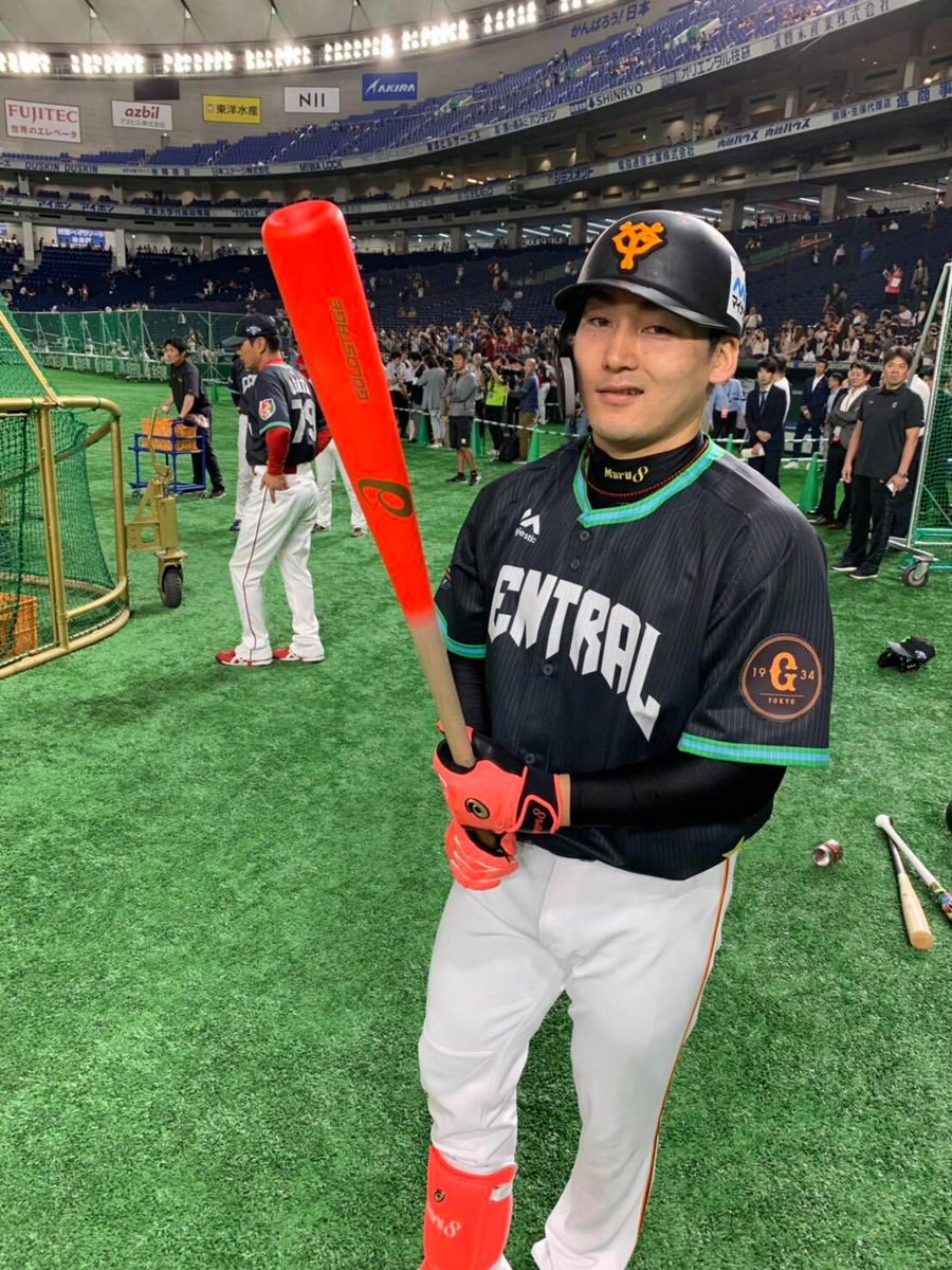 赤いバットや皮手袋などで #オールスターゲーム に臨む #丸佳浩 選手