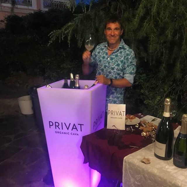 WineloversVins's tweet photo. #PrivatFashion a @masfigueres per el #VideNit #privat #cava #cavalovers #winelovers #priorat https://t.co/2FsoxqTgyM https://t.co/vBpApDQE6c