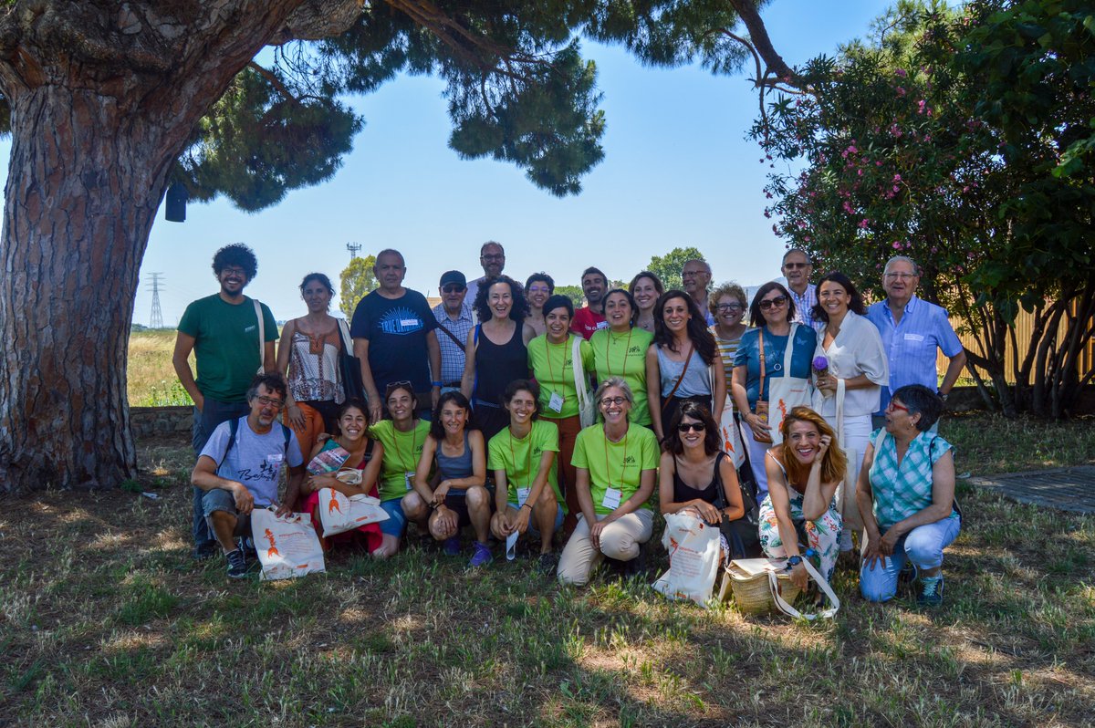 espigoladors's tweet photo. Foto de família de la jornada #tornemaespigolar que vam celebrar dijous passat a #CanComas!🌾Dia de reflexió sobre l'#espigolament i d'intercanvi d'experiències amb #voluntariat, entitats de donació d'aliments i iniciatives que lluiten per l'#aprofitamentalimentari!🍒 💪 https://t.co/Kw78RtAcCP