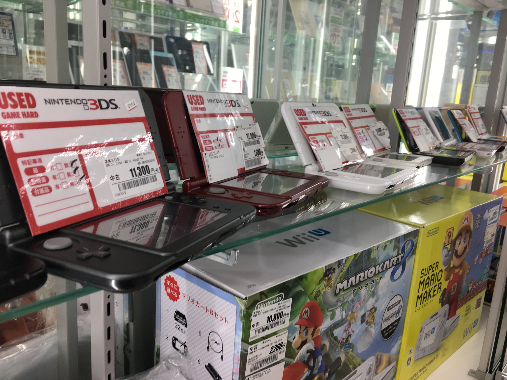 ゲオ中野ブロードウェイ店 A Twitter 中古ゲーム機本体情報 ニンテンドー 3ds 2dsll など 中古のゲーム機本体をたくさん取り揃えております 例えば ニューニンテンド 2dsllなら 11 800円 税抜 これからの暑い季節 涼しいお部屋でゲームはいかがですか