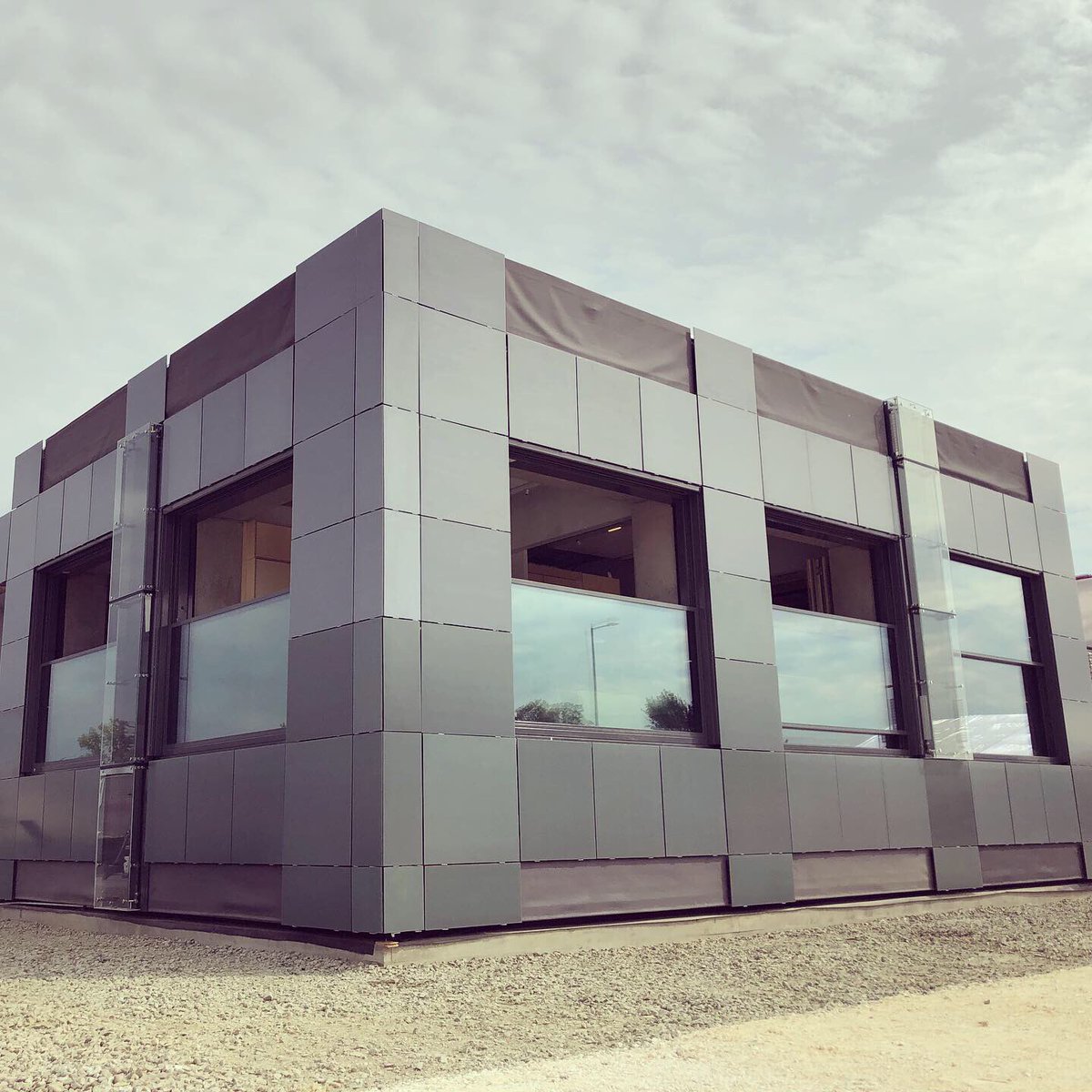 The assembly of MOR’s net positive prototype is completed! In just 15 days the team has constructed this prototype, it was though but we did it! For the 12th until the 28th of July the Solar Decathlon Europe 2019 competition will be held. Let's rock the competition 💙🏆<a href="/tudelft/">TU Delft</a>