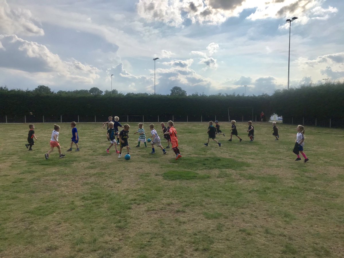 Charlie_Read23's tweet photo. WOW 5️⃣0️⃣ boys and girls at the Clee Town Tots and @CleeWildcats sessions last night! 😁⚽️☀️ Brilliant turnout in the sunshine with all the players developing their football skills and having fun! 😁🦉🔵⚫️ Well done everyone! 👏🏻⚽️ @CleeTownFC @CleeGirls1 https://t.co/QXLJoprl8B