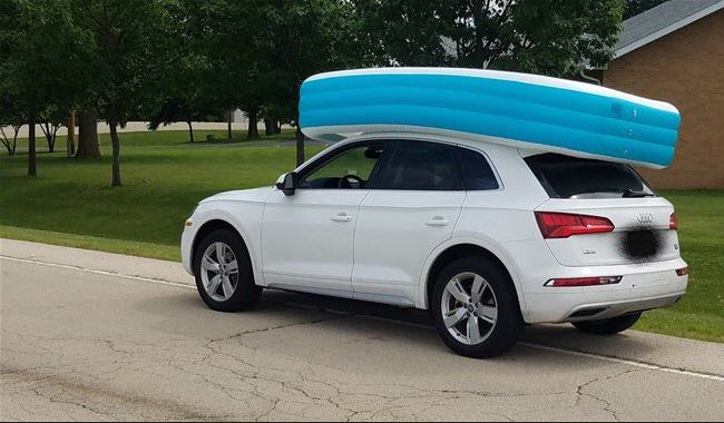 Lebienpublic's tweet image. États-Unis : elle conduisait avec ses enfants dans une piscine gonflable sur le toit bienpublic.com/france-monde/2…