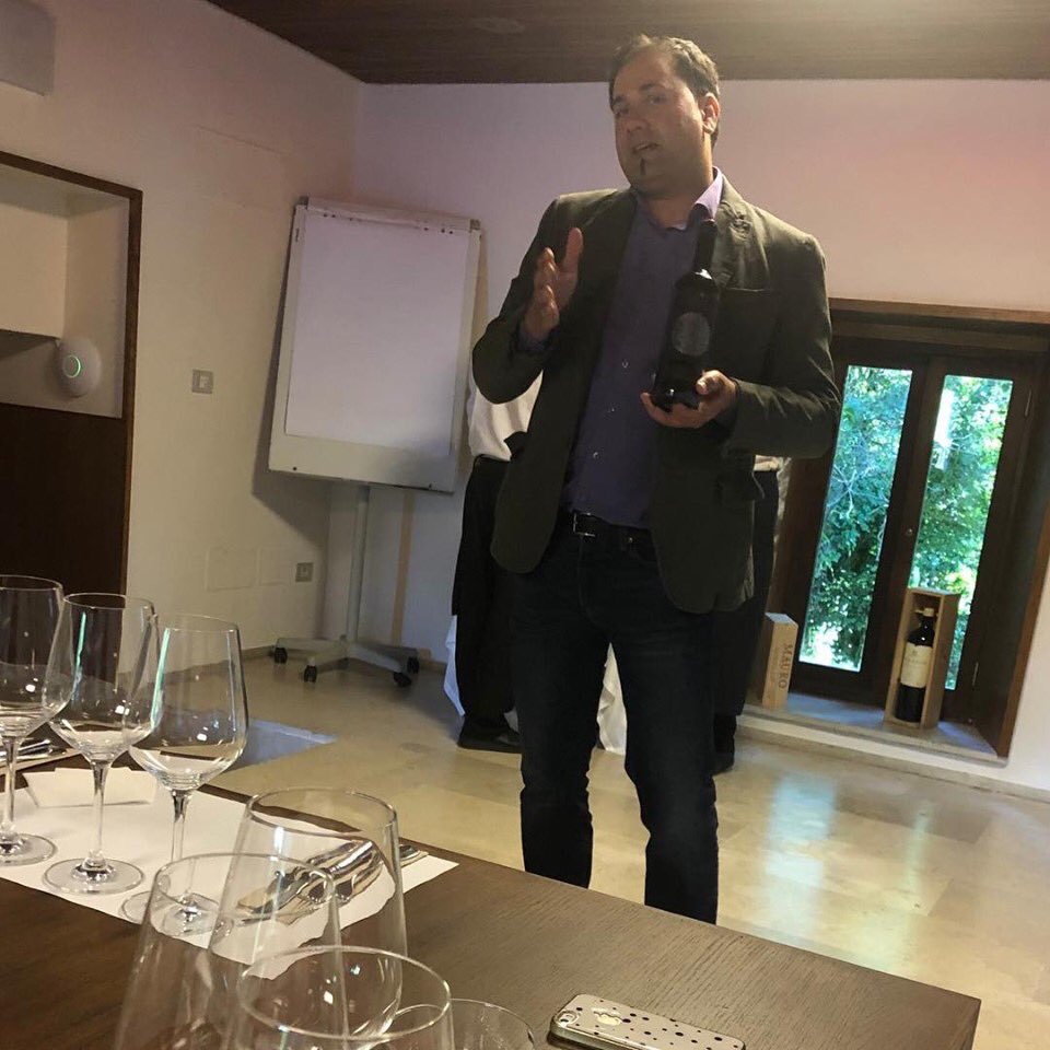 BodegaNegon's tweet photo. Cata en @fuenteacenarestaurante con nuevos amigos #negonizados. Muchas gracias a sus #sumiller              #cata #boutiquewine #negonizar #fuenteaceña @valerio_handluggage_sommelier  @ Quintanilla de Onésimo .Fotos cedidas por: @ddc_dazadisenoycomunicacion https://t.co/RgrKVjUTqQ