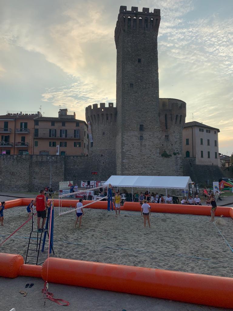 AssGSintini's tweet photo. Continua l'appuntamento con il RoccaBeach - II° Torneo di Beach Volley all'ombra della Rocca di Umbertide
Ieri era presente anche l'Associazione con @JackSintini per una giornata all'insegna della solidarietà❤️❤️
#assgsintini #facciamosquadra #volley #beachvolley https://t.co/Knyhowev5F