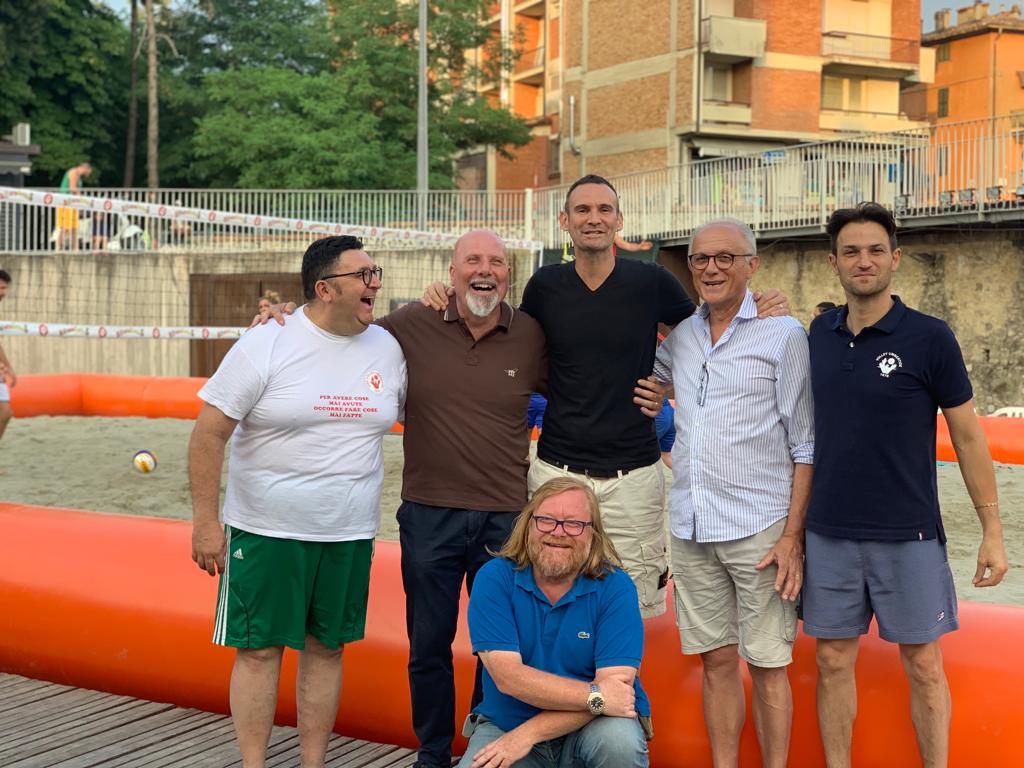 AssGSintini's tweet photo. Continua l'appuntamento con il RoccaBeach - II° Torneo di Beach Volley all'ombra della Rocca di Umbertide
Ieri era presente anche l'Associazione con @JackSintini per una giornata all'insegna della solidarietà❤️❤️
#assgsintini #facciamosquadra #volley #beachvolley https://t.co/Knyhowev5F