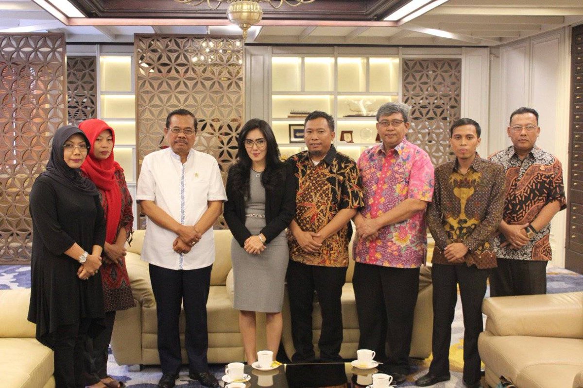 safenetvoice's tweet photo. Kabar baik kami terima dari Azis Fauzi, kuasa hukum Ibu Baiq Nuril. Jaksa Agung sudah pastikan eksekusi terhadap putusan kasasi Ibu Nuril ditangguhkan. Kepala Kejaksaan Tinggi NTB sudah ditelpon langsung di depan Ibu Nuril dan tim.

#PetisiBerhasil #TangguhkanEksekusiNuril https://t.co/m6Tmd9MxfJ