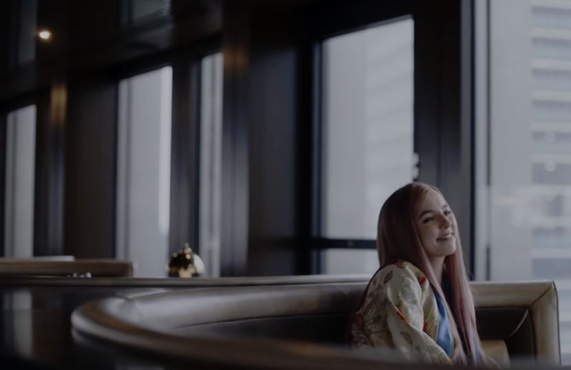 Recognise the restaurant? 😉 Watch Villanelle in City Social: bit.ly/2Y1GVDM #killingeve ##citysocial #killingevefilminglocations #jodiecomer