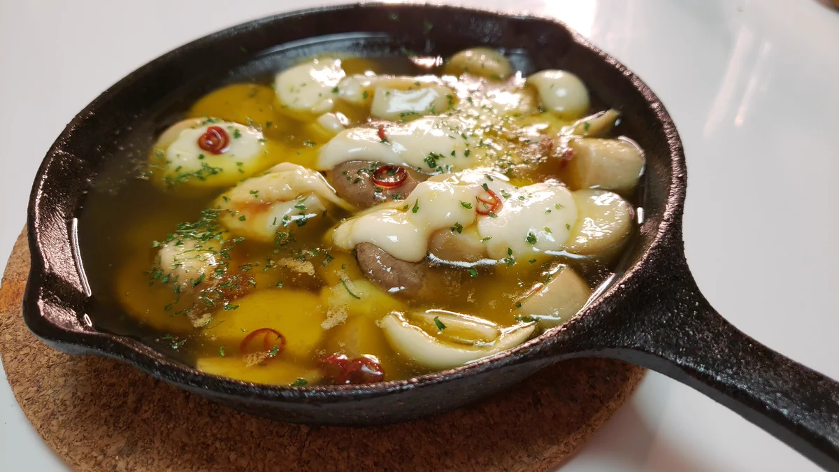 「さけるチーズのアヒージョ」本気で旨い・とろけたチーズとエリンギの食感が異世界に誘う!!!!!!!!!