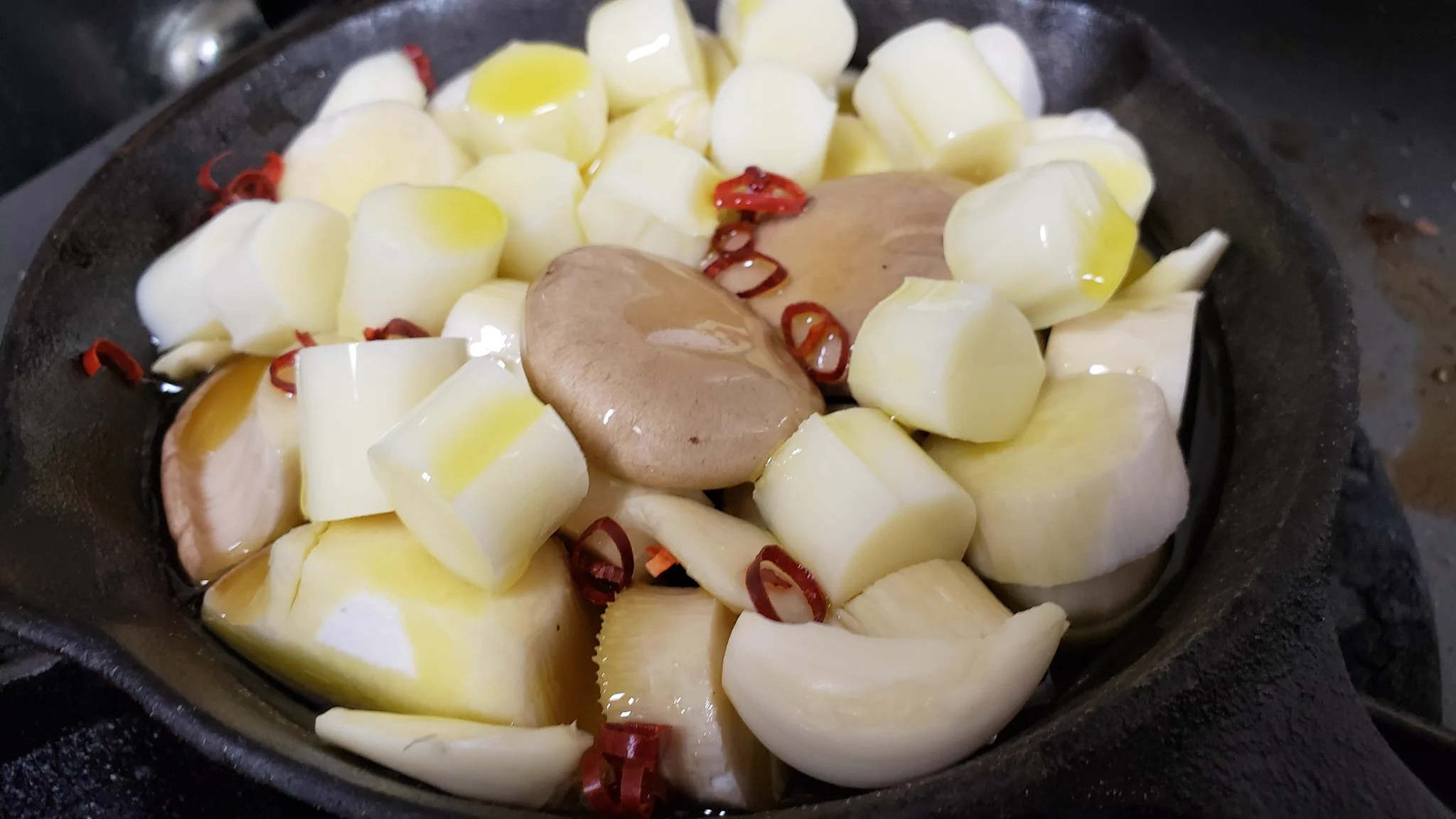 「さけるチーズのアヒージョ」本気で旨い・とろけたチーズとエリンギの食感が異世界に誘う!!!!!!!!!