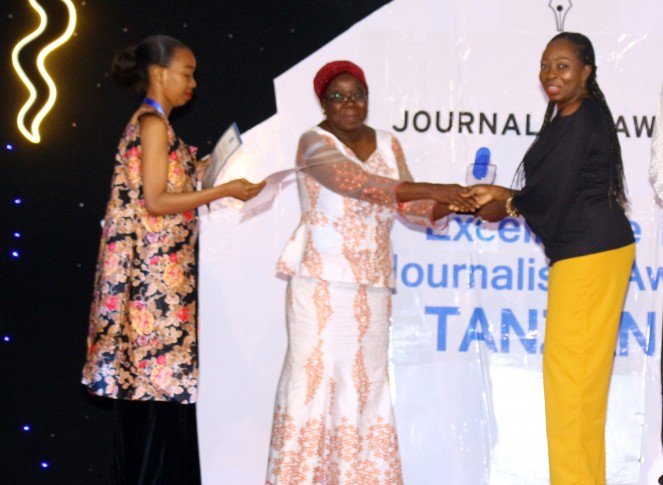 Code4Africa's tweet image. 👏🏿 Well done to #WanaData Tanzania’s @JoyceShebe for winning an award in the data journalism category at the Excellence in Journalism Awards in Tanzania (EJAT): bit.ly/30typuD 
Watch Shebe's award-winning investigation for @CloudsMediaLive here: bit.ly/2xHDmUo