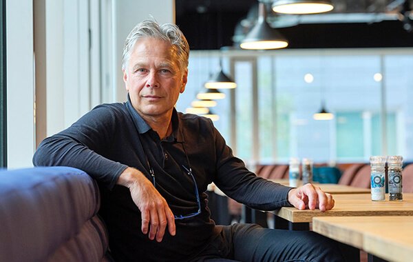 De afgelopen 2 jaar transformeerde #CONTEXTUREARCHITECTS diverse ruimtes van bedrijfsverzamelgebouw Adam Smith Building tot sfeervolle en gastvrije werk- en ontmoetingsplekken. Een gesprek met architect @WouterBolsius: bit.ly/2xKw8PG <a href="/architectenweb/">Architectenweb</a> #adamsmithbuilding