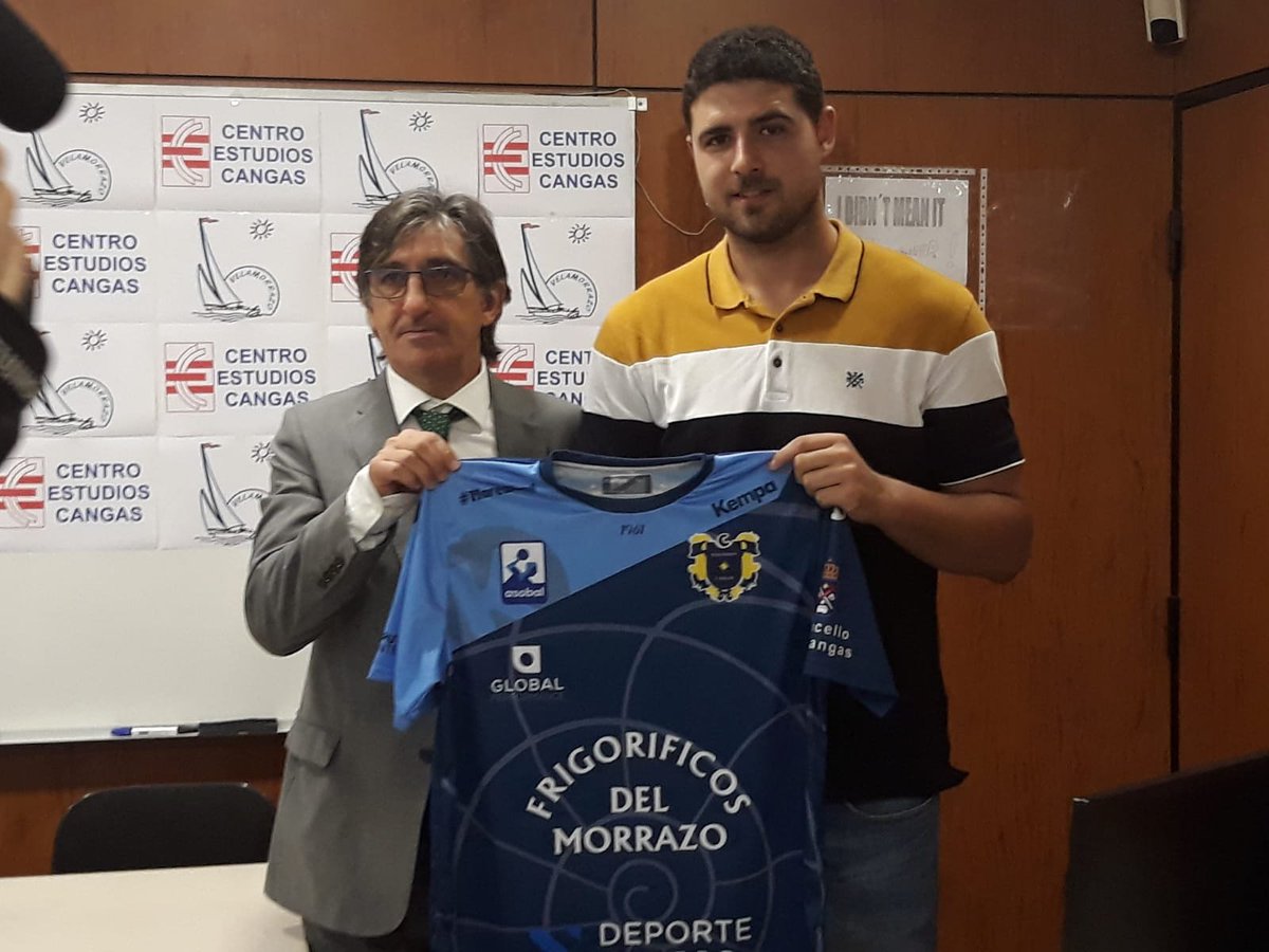 balonmancangas's tweet photo. PRESENTACIÓN! 🎤🎥

Esta mañá presentamos no Centro de Estudios Cangas a Juan Quintas como novo xogador do Frigoríficos do Morrazo.

Este corpulento pivote ourensán chega, tras tres tempadas na @sdteucro, dúas delas en @ASOBAL para aportar solidez defensiva.

Benvido Juan! https://t.co/cr2utKO6PK