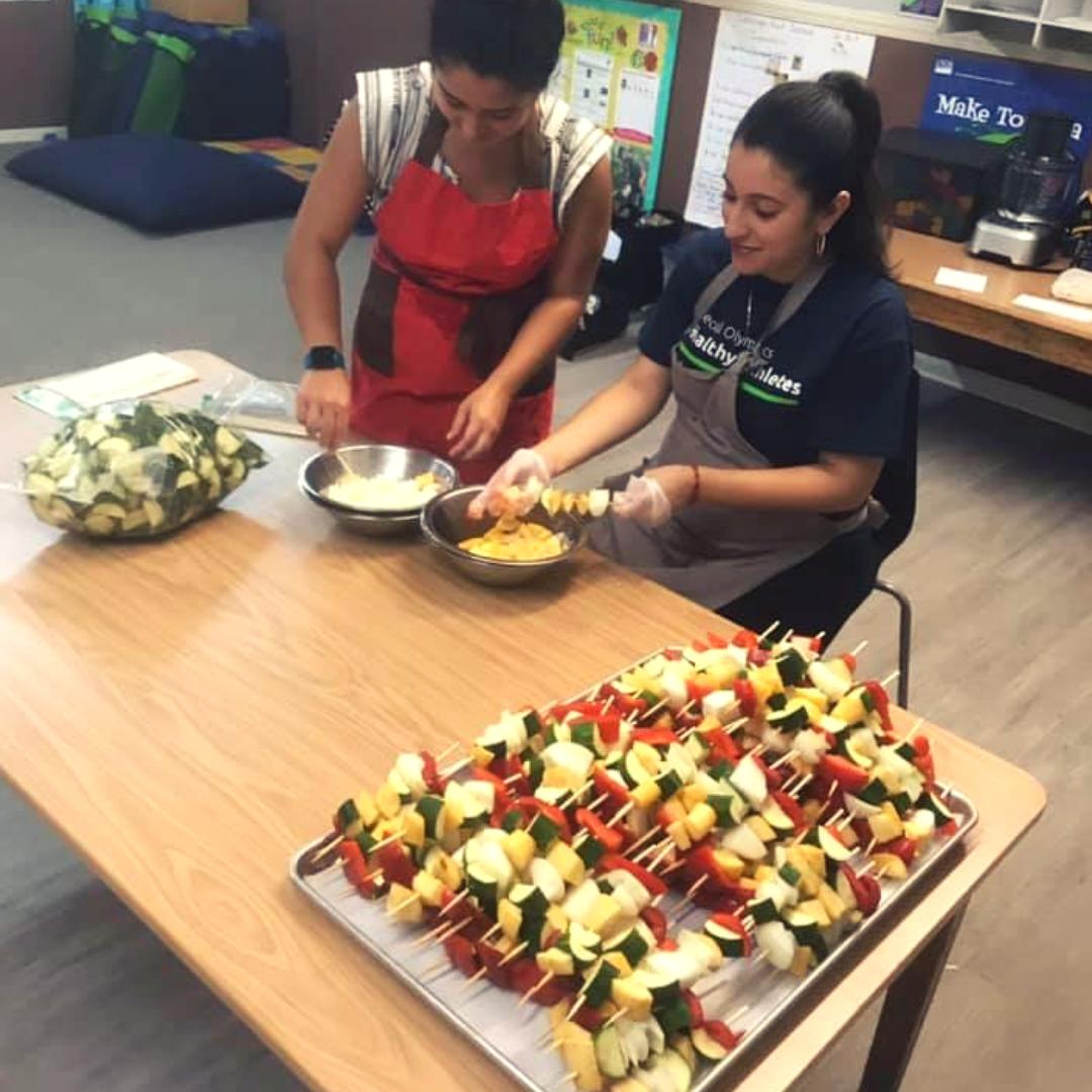 WholesomeWaveGA's tweet photo. Today from 11-2, grab your kiddos and head over to @LittleOnesFP for healthy treats like veggie kabobs, roasted corn & more made with fresh ingredients from their kid-friendly garden. Don't forget to shop local & match EBT $$ at #LittleLionsFarmstand with #GeorgiaFreshForLess! https://t.co/PpwpMax8Bi