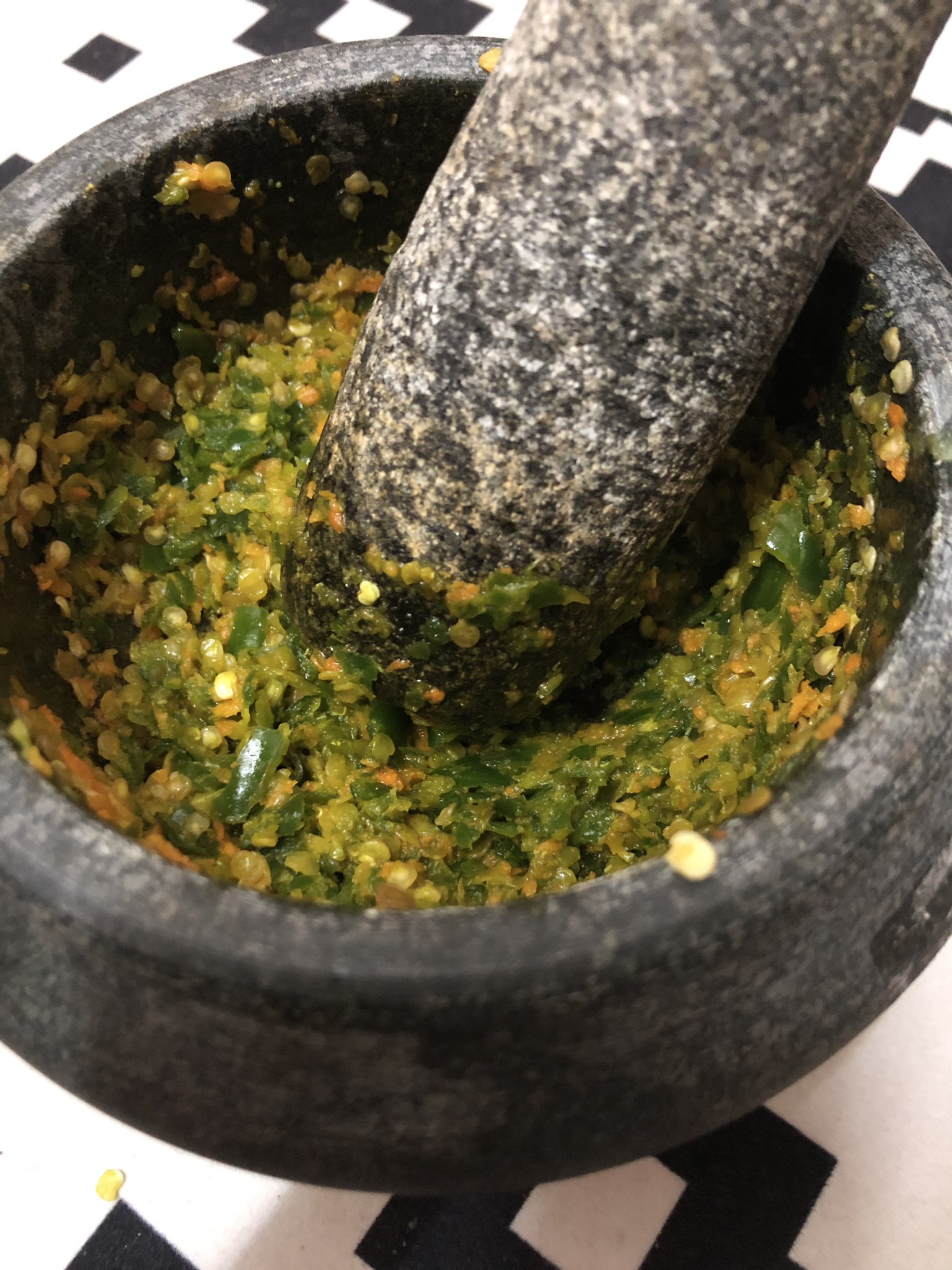A.E اريف ايددي ? on Twitter: "Cara-cara: Tumbuk kunyit dan cili padi  Panaskan kuali, masukkan santan & serai Bila dah mendidih masukkan udang,  asam keping, garam dan gula jika mahu. Siap! https://t.co/aaP6sLaQ5K" /