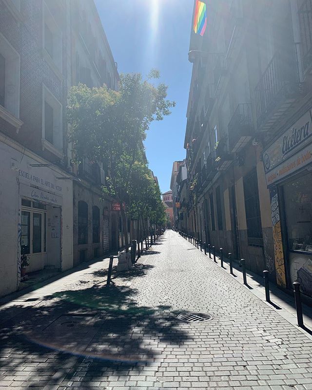 MADRID 👌🏼☀️🕺🏼🏳️‍🌈 .
#citytrip #spain #madrid #street #streetstyle #streetlife #espana <a href="/madcoolfestival/">Mad Cool Festival</a>