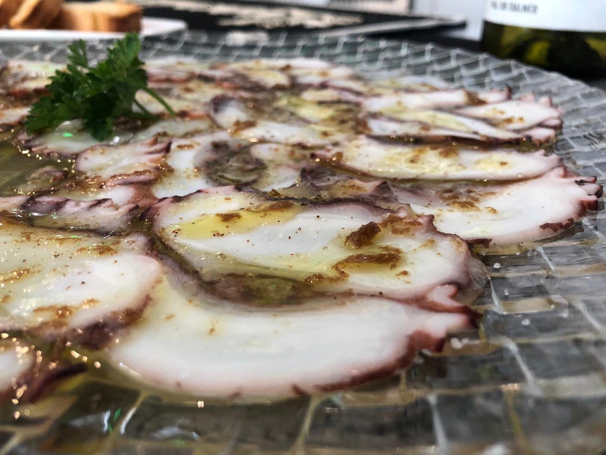 pulpopasion's tweet photo. Habrá que disfrutar un poco del viernes no? Nosotros lo tenemos claro y hemos empezado nuestras visitas con el jurado pro en
📍@Rest_Vinolio
🍽Carpaccio de Pulpo con aceite de jengibre, pimienta rosa y sal ahumada
Con un #AlbaMartin bien frío de @BodMartinCodax 🚀#PulpoPasion https://t.co/HxWhXVieGo