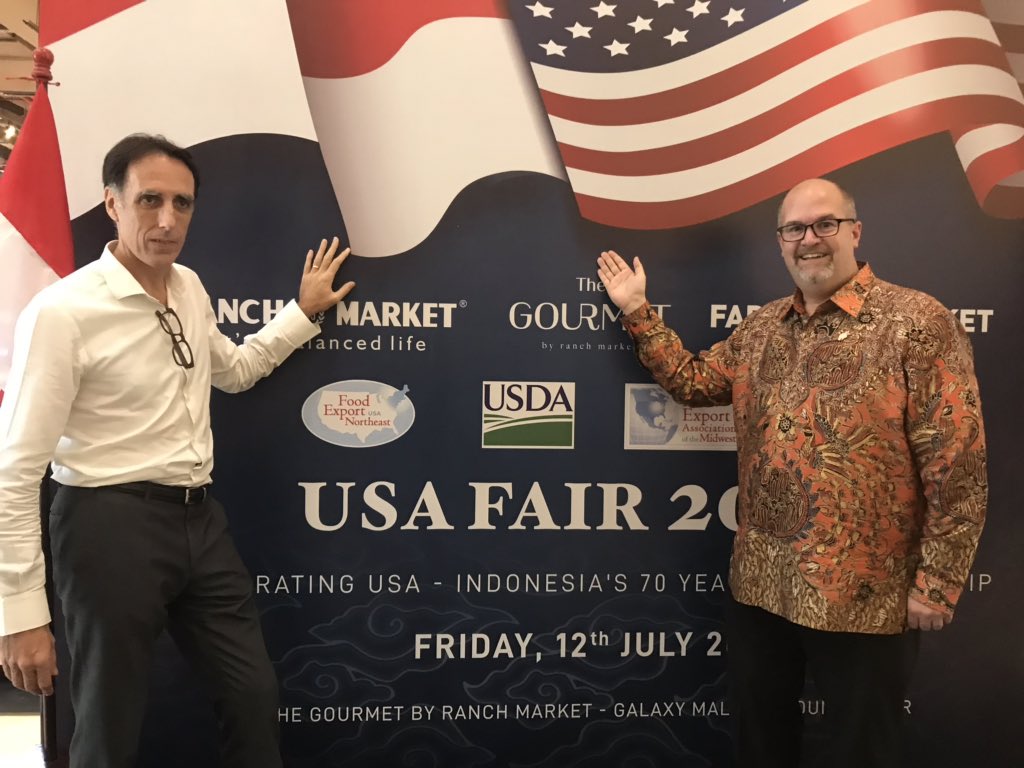 CGSurabaya's tweet photo. Tadi sore saya bersama Pak Garret McDonald, Agricultural Attaché di @usembassyjkt promosikan produk AS bekualitas pd USA Fair 2019 di Ranch Market. Masyarakat Surabaya skrg bisa dapatkan lbh byk produk AS di Gormet, Ranch Market &amp; Farmers Market.😃🇺🇸🇮🇩🍏🥩#AmericanFoodProduct https://t.co/AFjj2GvcHr