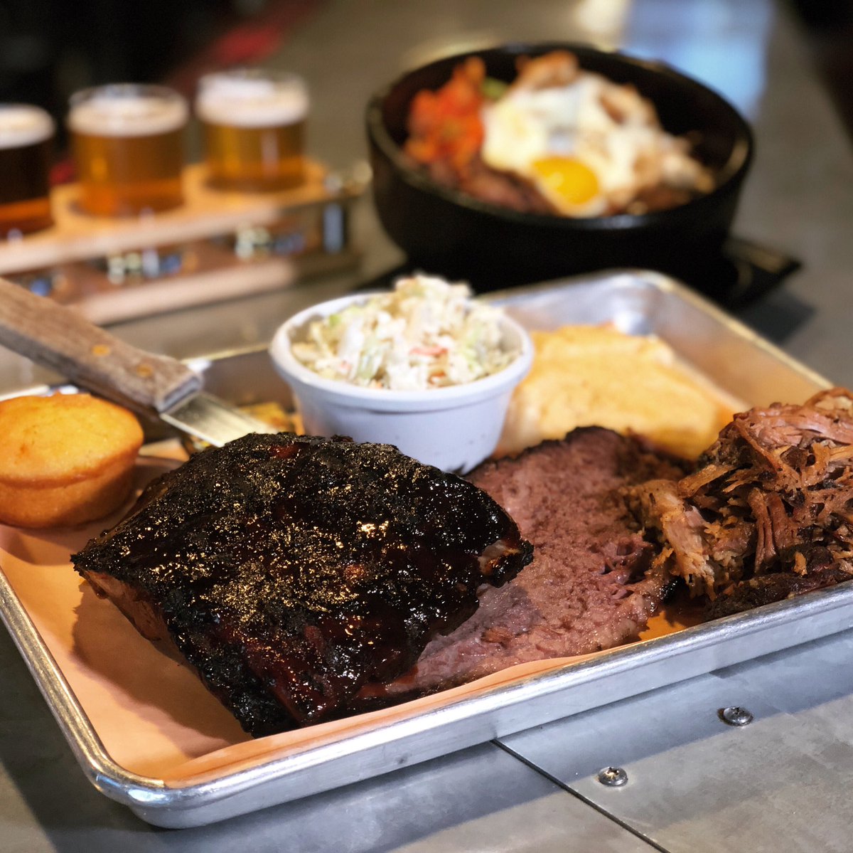 MichelleSOliver's tweet photo. Heading to the Ann Abor Art Fairs and wondering where to eat? How does juicy #BBQ and award-winning house made #beers sound? We Dine in the D at @a2bluetractor! 
#bbq #annarbor #a2 #hungry #brewery #dineinthed #liveinthed https://t.co/m22xOifgxv