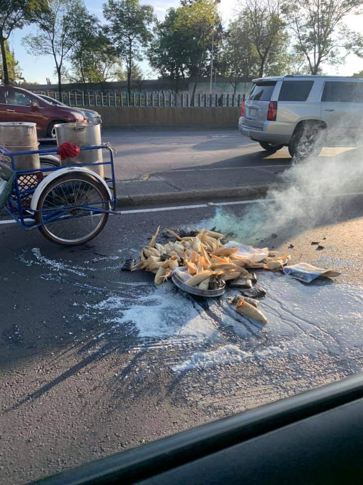 Xflex_Producer's tweet photo. Puta madre se me volteo el carro de tamales por el #Sismo 😔, porque le tienen que pasar cosas malas a la gente buena. https://t.co/AKbiz32hyq