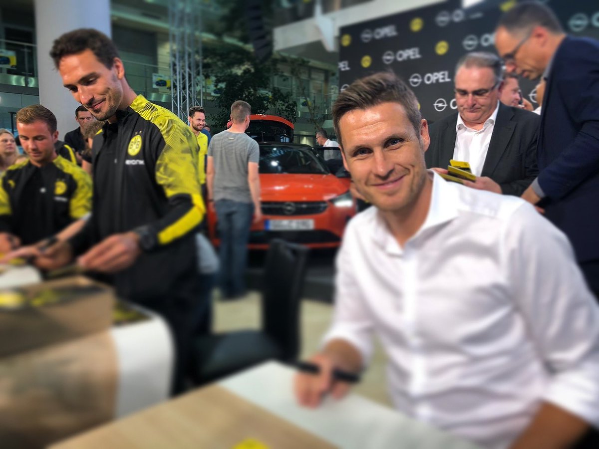sebastiankehl's tweet photo. Schnell noch ein paar Autogramme mit @matshummels und @MarioGoetze - bevor es jetzt   zum Testspiel nach Schweinberg geht!

@BVB #bvb #dortmund #autogrammstunde #saisonvorbereitung #hejabvb https://t.co/dH8eLDP1TK