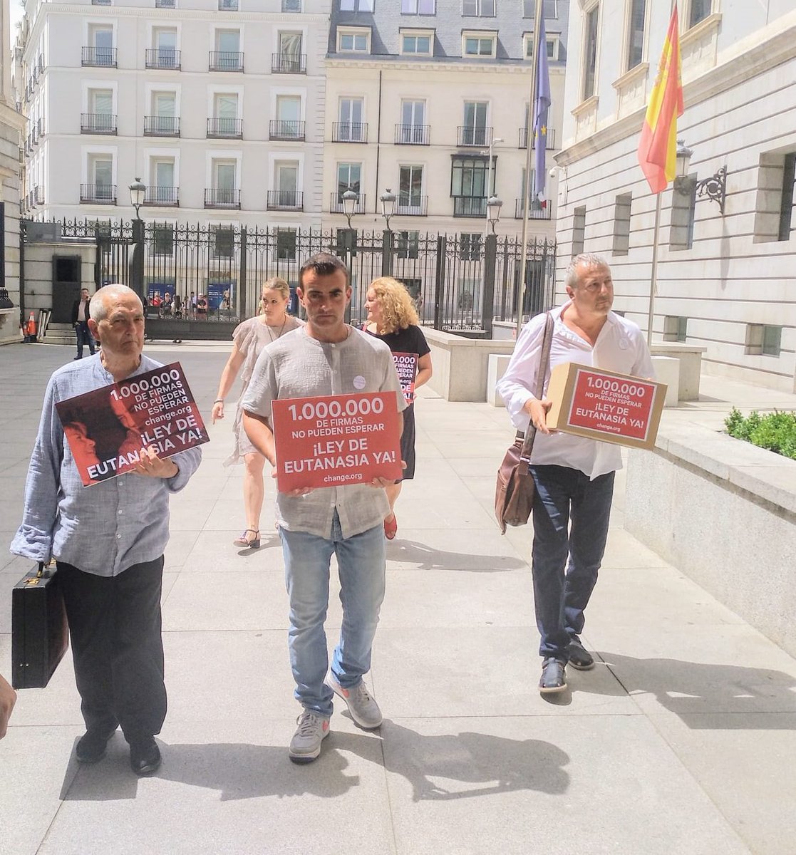 naiz_info's tweet photo. Entregan más de un millón de firmas en el Congreso para pedir la despenalización de la eutanasia https://t.co/M6iSZPCJgn https://t.co/PxDSFoHGlN