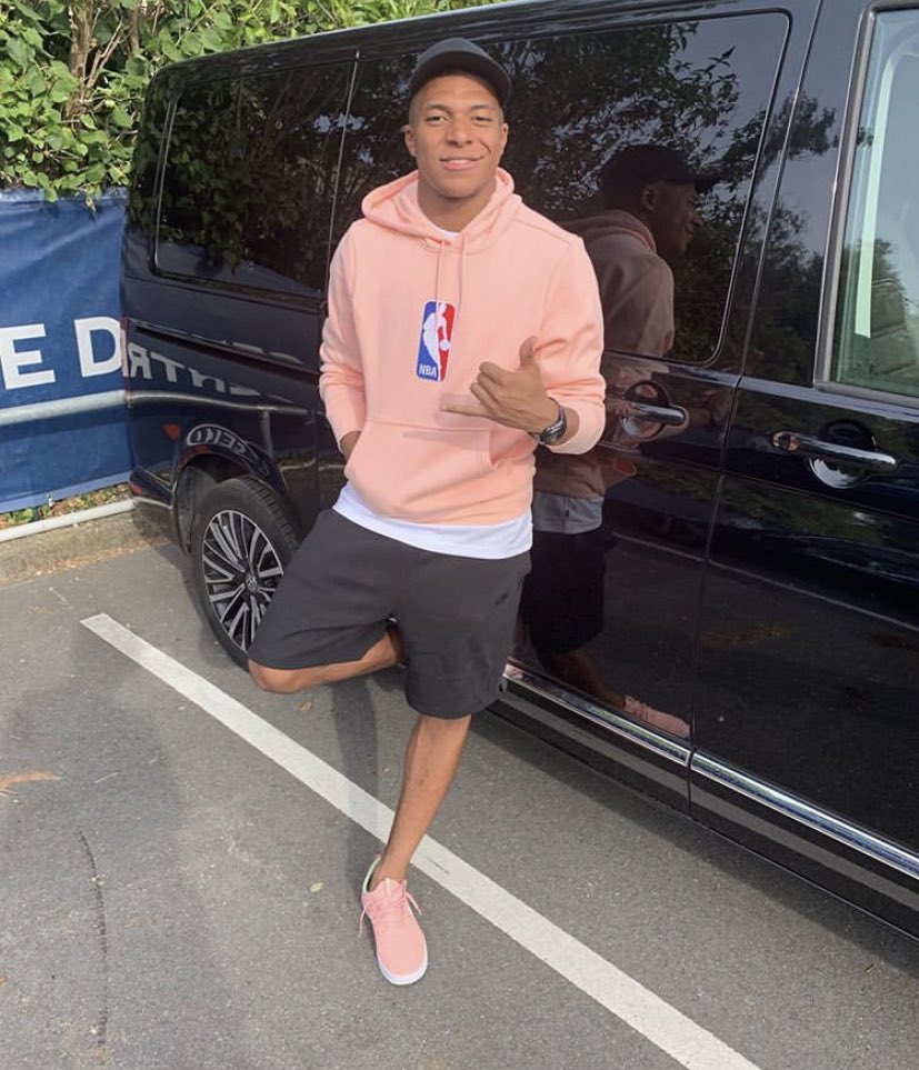 oldwavyfooty's tweet photo. Mbappe reppin the #NBA
Someone please fix his fit π€£
#notwavy
#FashionFriday
#wavyfooty https://t.co/XuluK7Zcyc