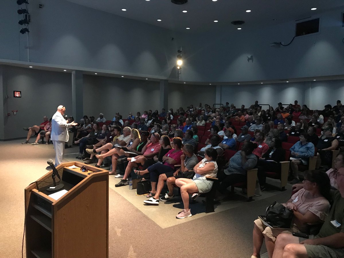SAChatASC's tweet image. President Skip Sullivan welcoming parents for ⁦@AlfredState⁩ Orientation - Welcome to ⁦@ASorientation⁩ and the #AlfredState family my friend!