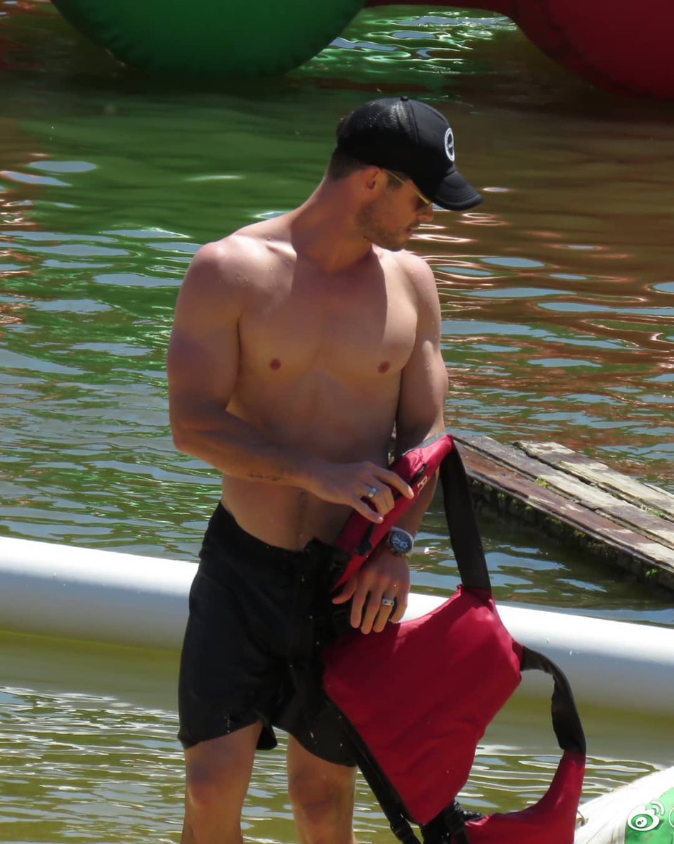 CHRIS HEMSWORTH fan tweet media