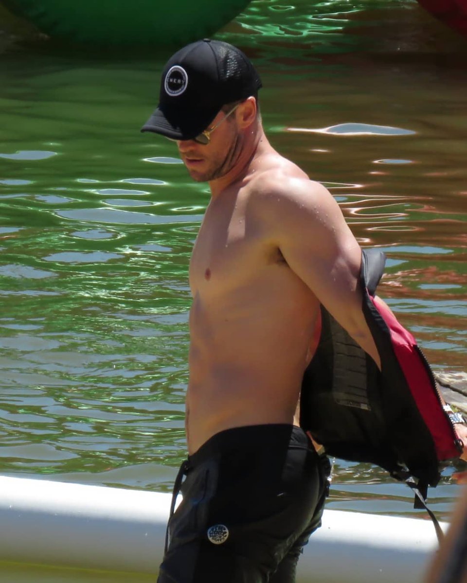 CHRIS HEMSWORTH fan tweet media