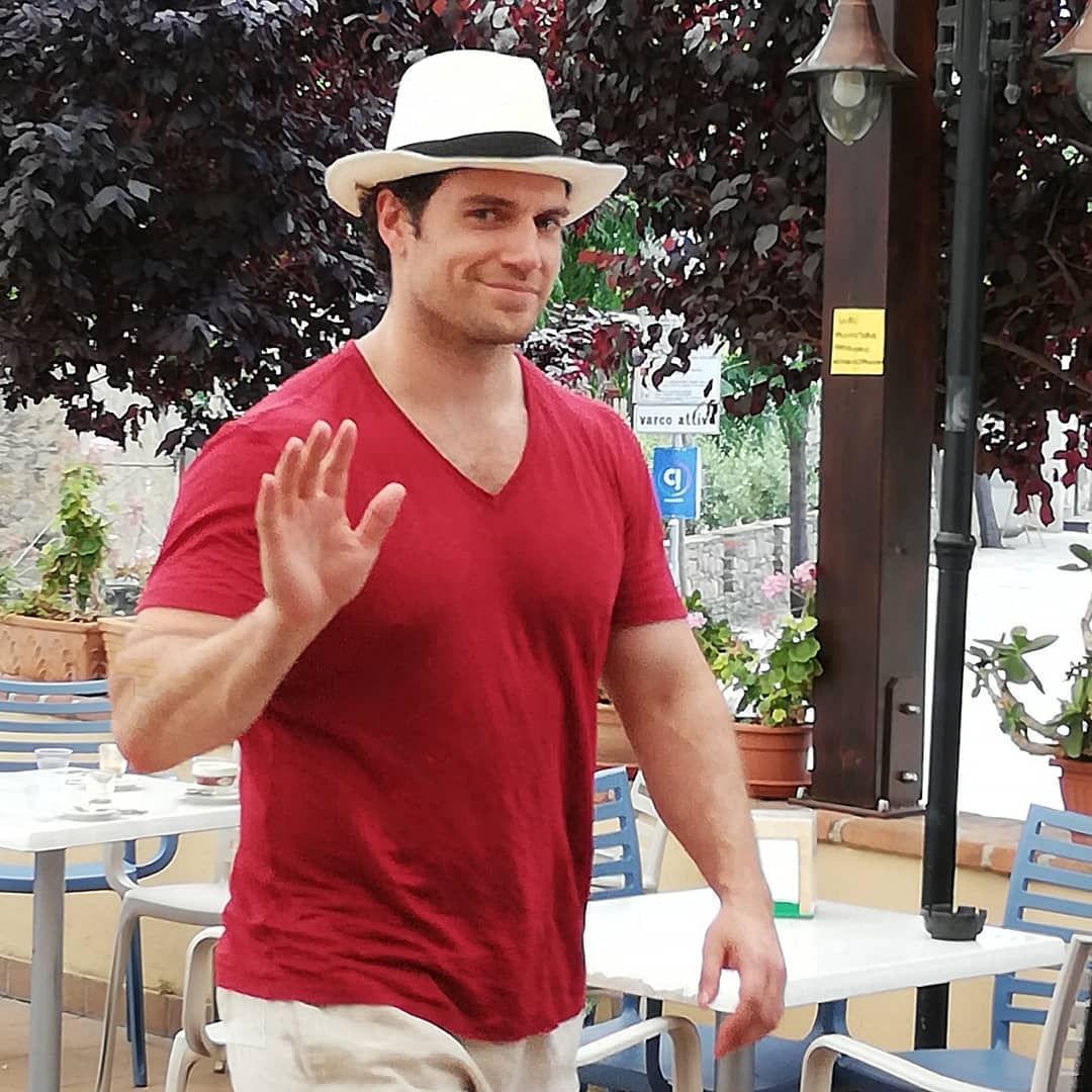 HenryCavillPo's tweet photo. Vassallo Raffarle obteve excelentes fotos de #HenryCavill em Acciaroli na Itália 🇮🇹. O homem não para!!! E nós estamos antenados para trazer as novidades para vocês.
#No1RosemaryWater #superherb #organic #superhero #botanist #water #Italy #Italia https://t.co/cGV6zYy3BH